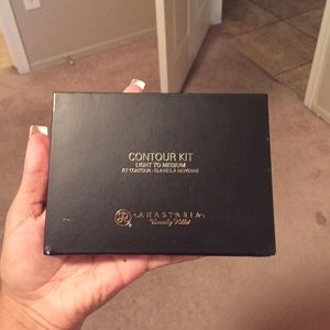 Anastasia Beverly Hills contour