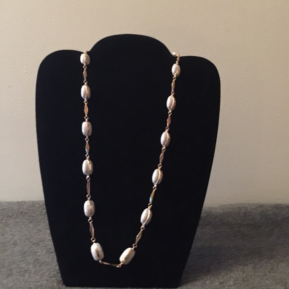 BEAUTIFUL NECKLACE WITH BLUE STONE SETTINGS.