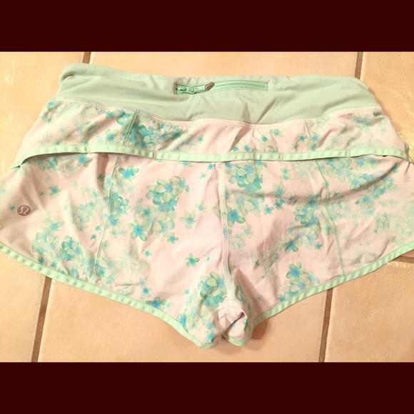 Lulu Speed shorts size 6. EUC
