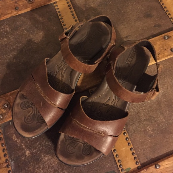 Brown leather Born heeled sandal