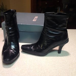 Me Too side zip boot