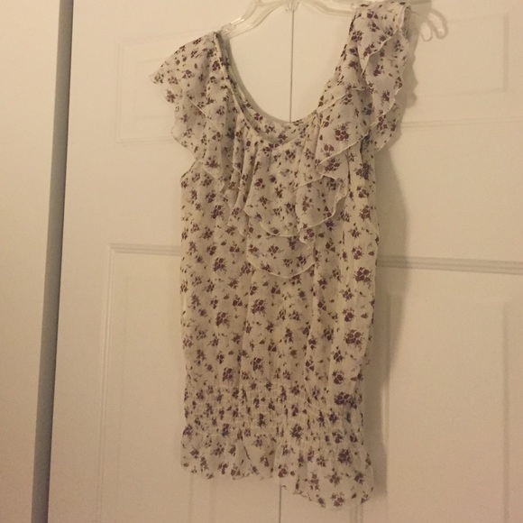 Adorable floral, sheer top