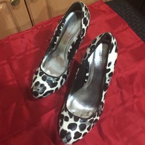 Black and white leopard print pumps
