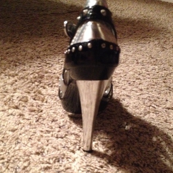 Metallic Platform Pumps-Dereon by Beyoncé - Picture 2 of 3