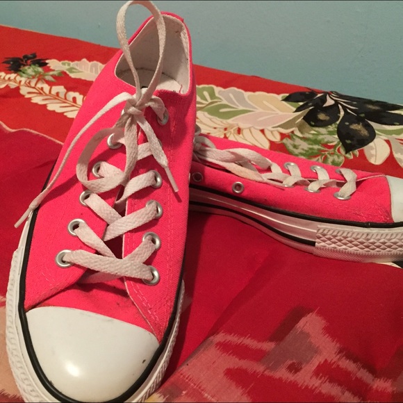 🚫ON HOLD🚫🐼✨NEW CONVERSE- neon pink low tops