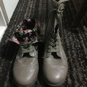 Cute size 8 combat floral boots can wear 2 ways