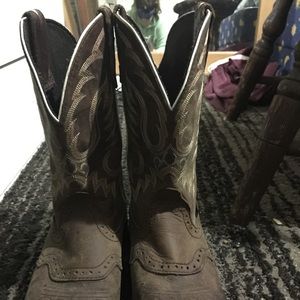 Justin Cow girl boots very cute need to be cleaned