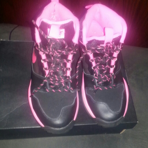 Nikes - Picture 2 of 4