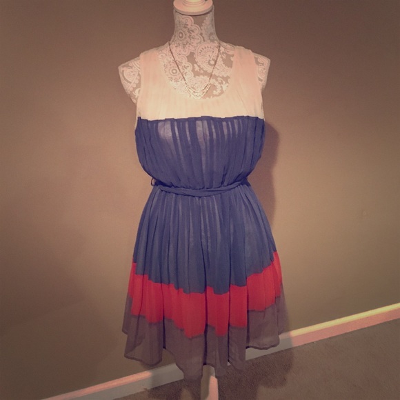 Cute flattering dress!