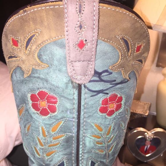 MAKE ME AN OFFER -  LUKE BRYAN AUTOGRAPHED BOOT!!!
