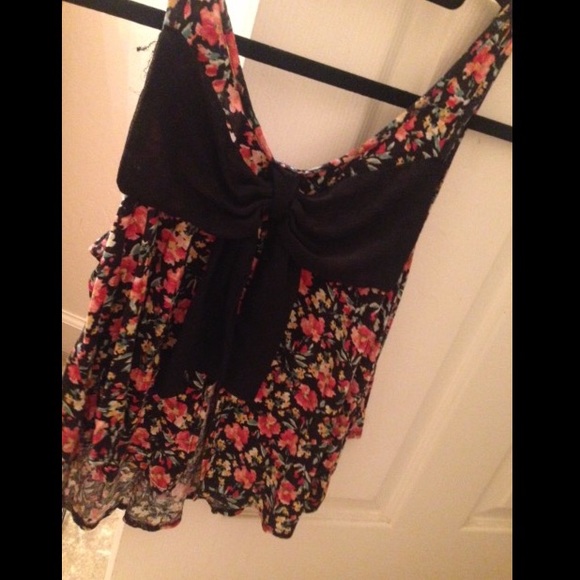 floral tank with bow in back💖🎀 - Picture 2 of 3
