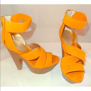 McKinley Bakers Platform Shoes Size 7.5 Yellow