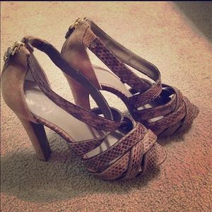 🌻Price reduced 🌻Tory burch 5" heel. Snakes skin