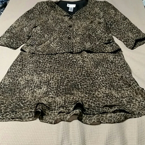 Suit - Picture 2 of 4