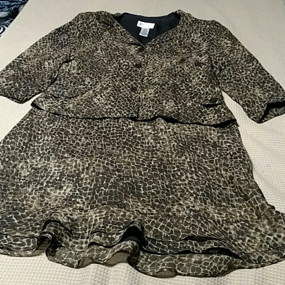 Suit - Picture 4 of 4