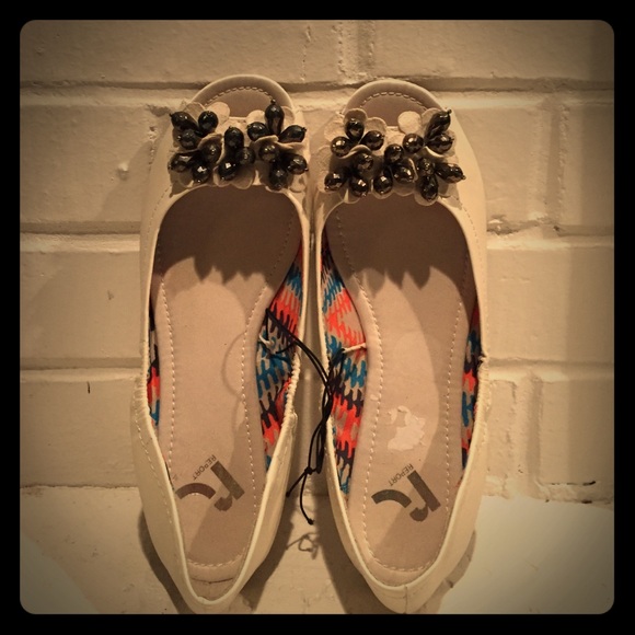 New cream colored flats