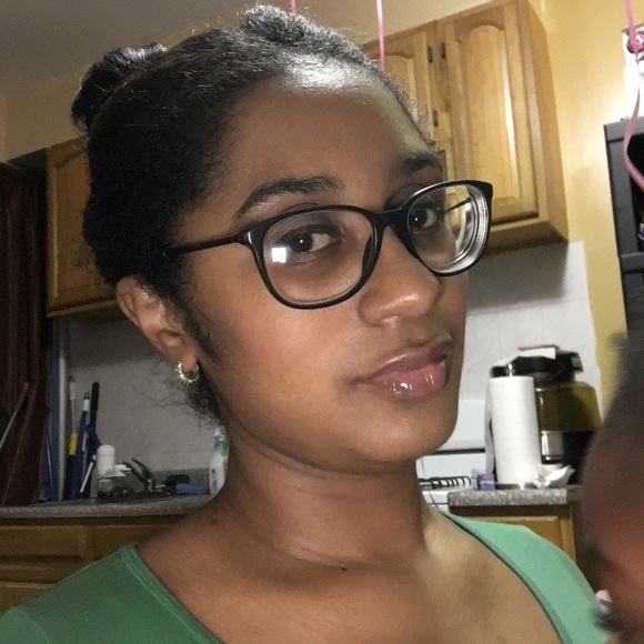 Meet your Posher, Letticia