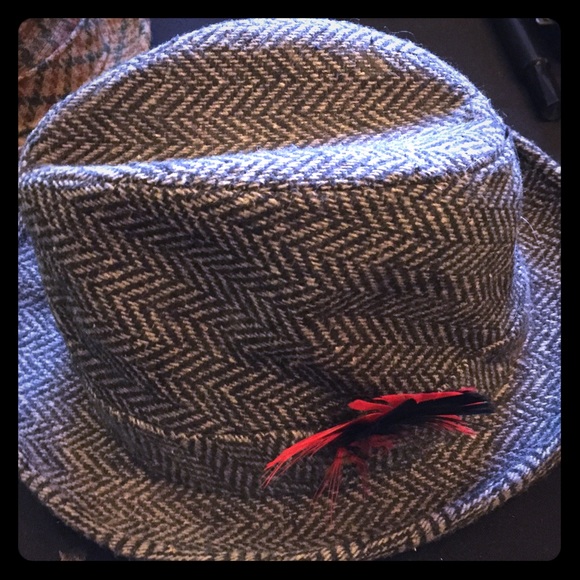 Vintage fedora with feathers!