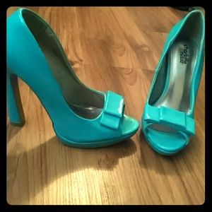 Price drop! 👇 Adorable aqua bow heels!