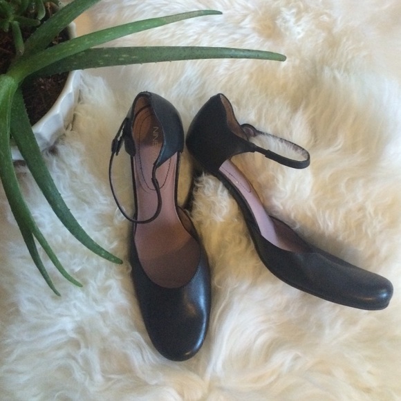 LAST CHANCE -- Nine West black Mary Janes