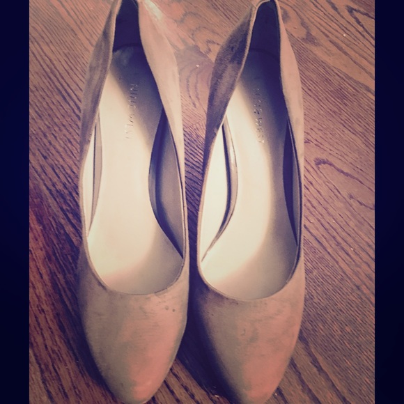 Nine West Classic beige suede platform stilettos