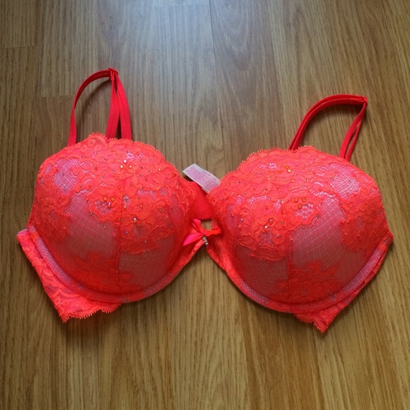 "Very Sexy Plunge" Victoria Secret bra **NWOT**!!!