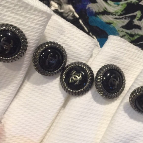 Chanel Buttons ! - Picture 1 of 4