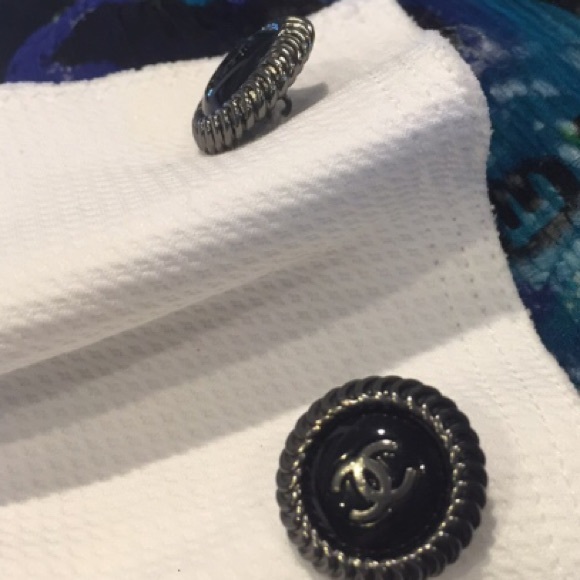 Chanel Buttons ! - Picture 2 of 4