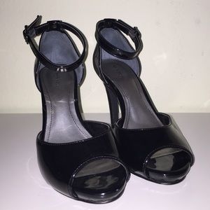 GLOSSY BLACK HEELS