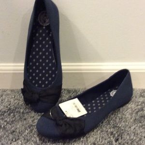 Navy flats with cute black bow; size 6; NWT