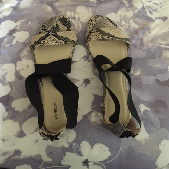 Flat sandals with snake print