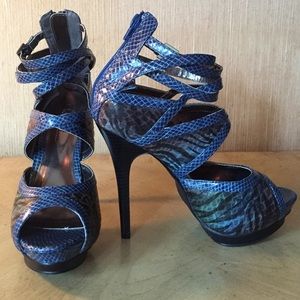 🌹WILD ROSE blue faux snakeskin heels. 💕