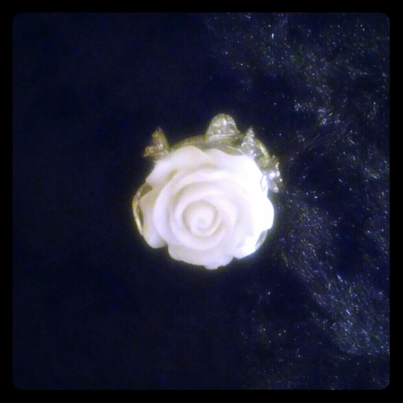 Beautiful white rose ring
