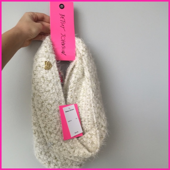 Betsey Johnson Accessories - 💕NWT Stylish/Cozy Betsey Johnson Infinity Scarf💕