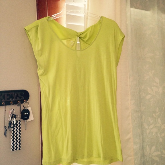 Lime knot-twisted back detail/keyhole back