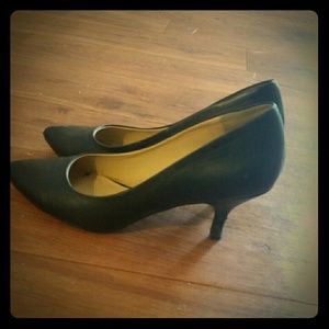 Black pointed kitten heels