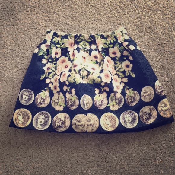 Gorgeous mini skirt for autumn and winter