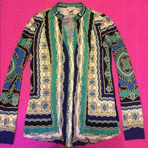 Super cute long sleeve printed cache shirt!