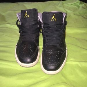 air Jordan 1, black & yellow.