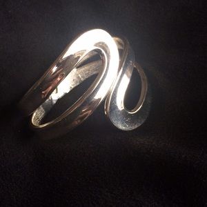Silver tone hinge swirl design bracelet