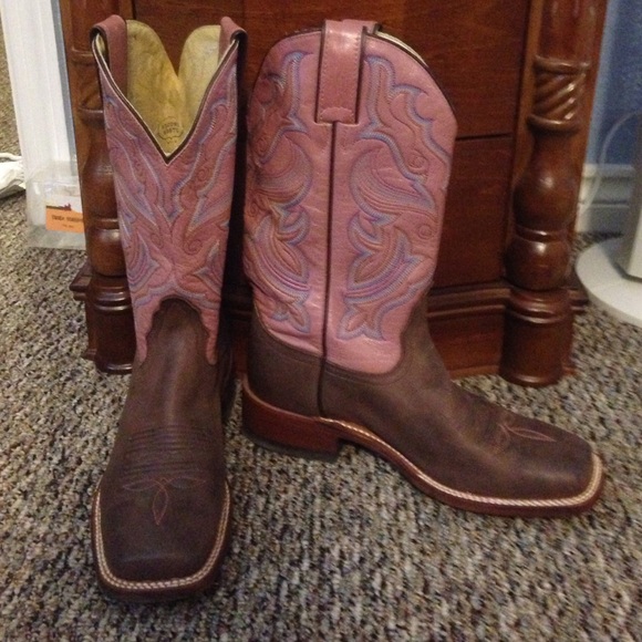 Woman's pink Nocona boots