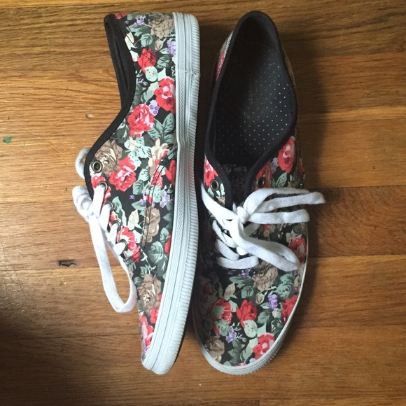 Flat casual sneakers