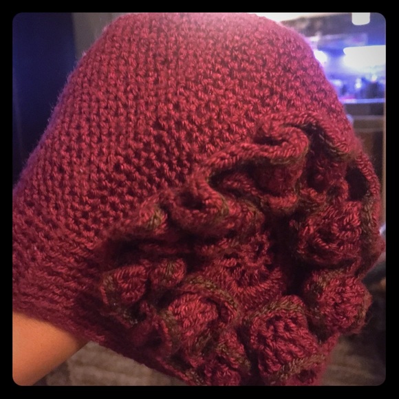 Crocheted red hat. - Picture 1 of 4