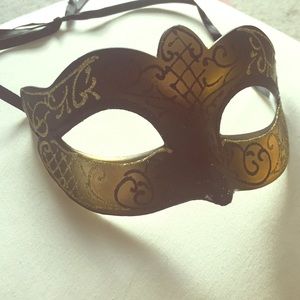 Gorgeous black and gold mask! Mardi Gras!