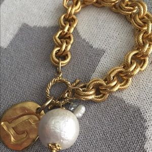 Stunning gold bracelet. L initial.