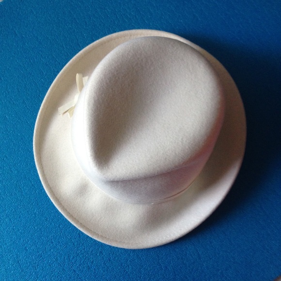 BCBGMaxAzria Accessories - BCBG MAX AZRIA 100% Wool Cream Fedora BCBGMaxAzria Accessories - BCBG MAX AZRIA 100% Wool Cream Fedora