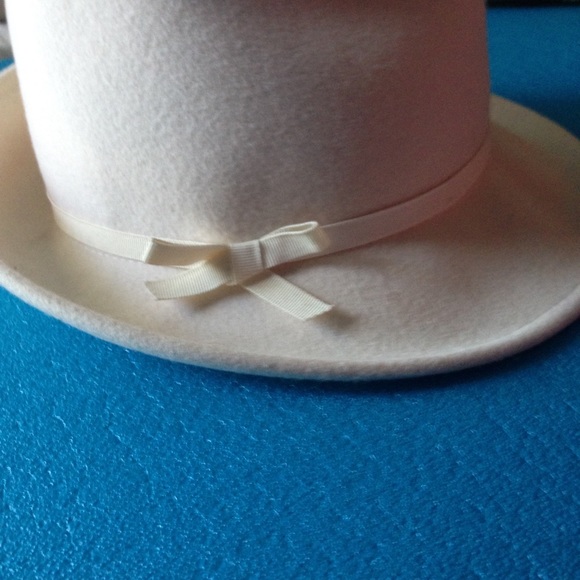 BCBGMaxAzria Accessories - BCBG MAX AZRIA 100% Wool Cream Fedora BCBGMaxAzria Accessories - BCBG MAX AZRIA 100% Wool Cream Fedora