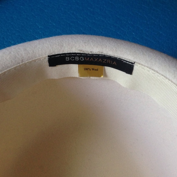 BCBGMaxAzria Accessories - BCBG MAX AZRIA 100% Wool Cream Fedora BCBGMaxAzria Accessories - BCBG MAX AZRIA 100% Wool Cream Fedora