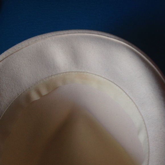 BCBGMaxAzria Accessories - BCBG MAX AZRIA 100% Wool Cream Fedora BCBGMaxAzria Accessories - BCBG MAX AZRIA 100% Wool Cream Fedora