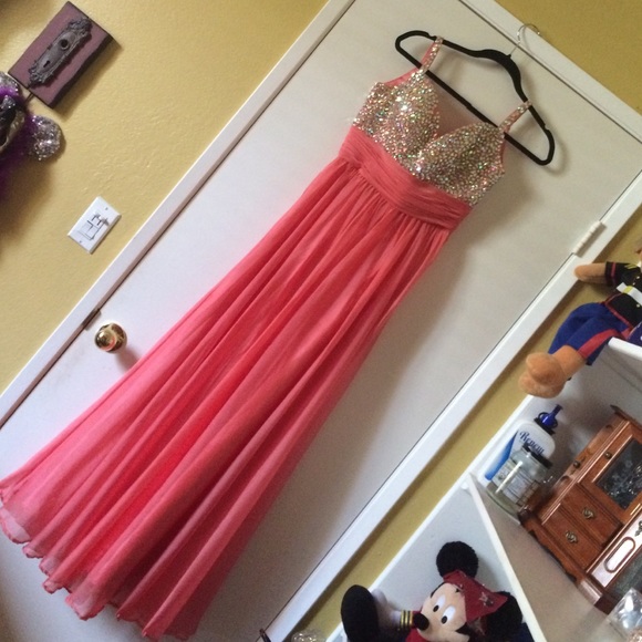 I am selling a gown/prom dress.